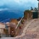 Casas y una empinada calle adoquinada en un pueblo italiano